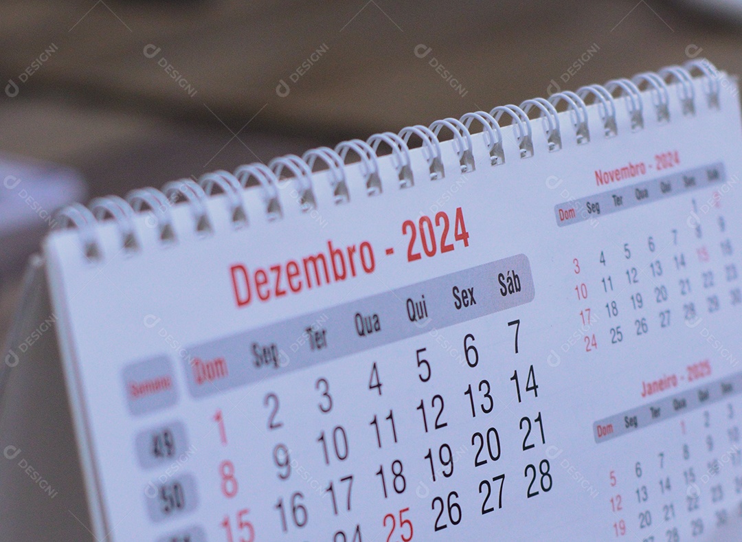 Calendário dezemrbro de 2024 sobre uma mesa