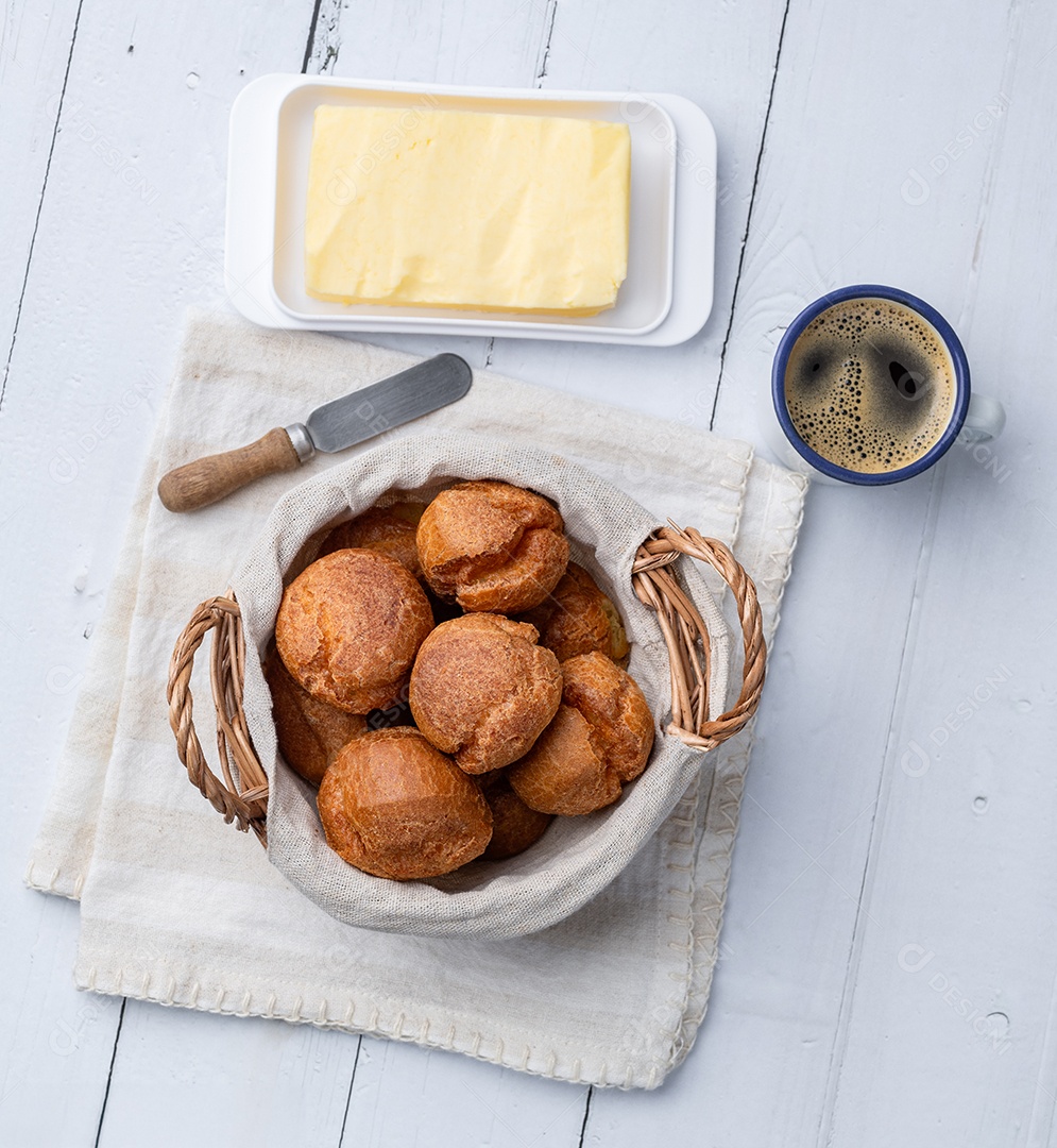 Broa típico pão de farinha de milho brasileiro com manteiga e café