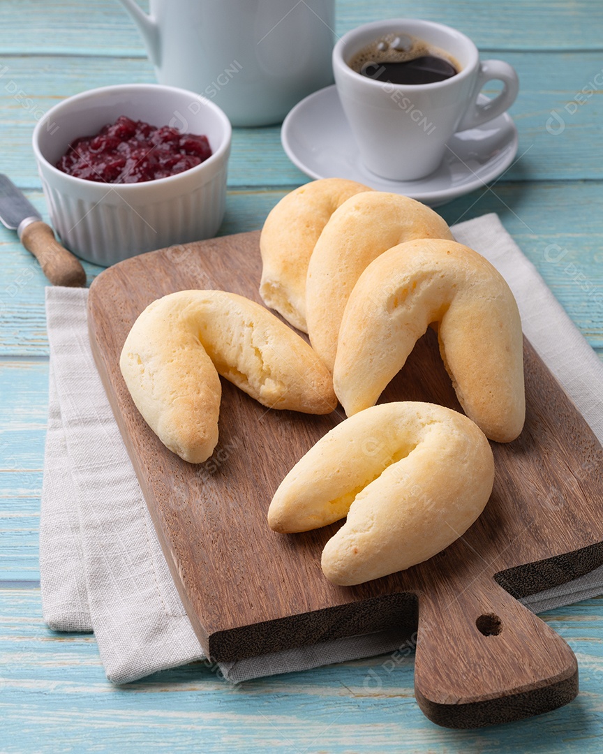 Chipas pão de queijo típico sul americano com café e geléia
