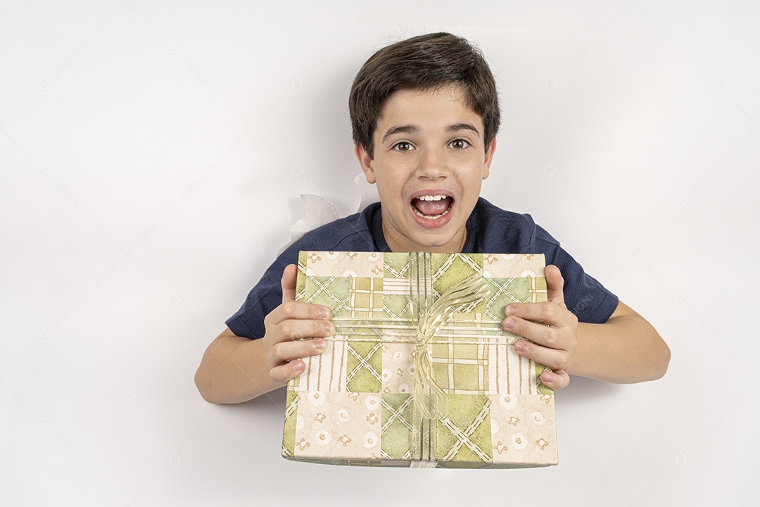 Feliz criança com corpo através de uma cartolina com presentes nas mãos