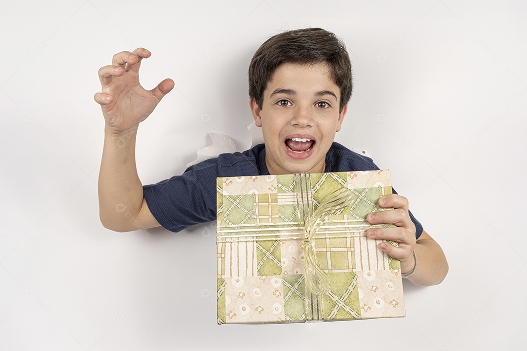 Criança de 11 anos com corpo em papelão e presente nas mãos