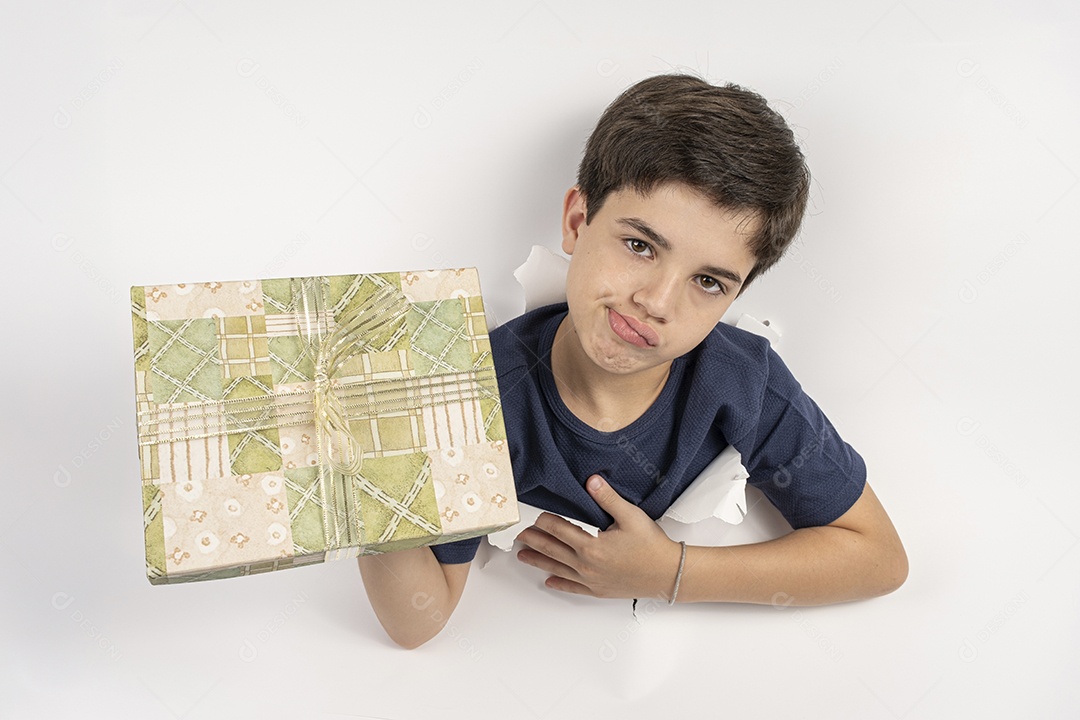 Feliz criança com corpo através de uma cartolina com presentes nas mãos