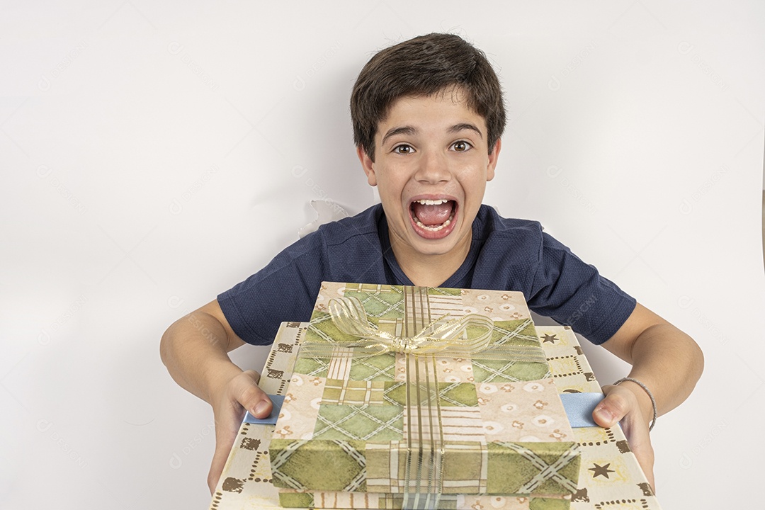 Feliz criança com corpo através de uma cartolina com presentes nas mãos