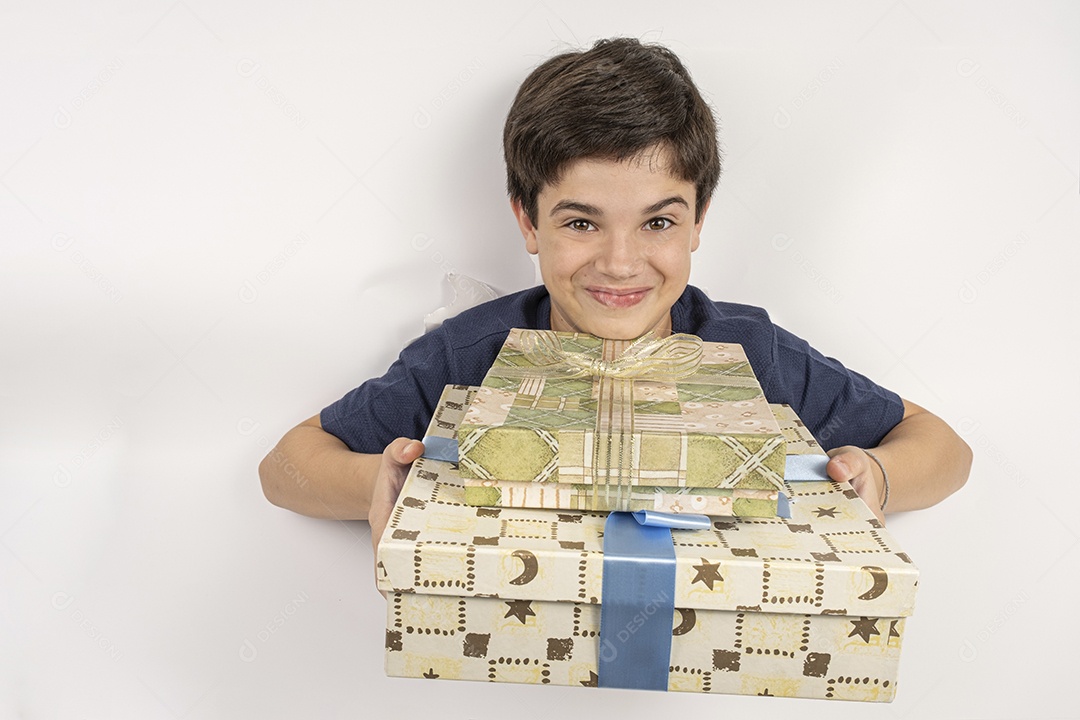 Criança brasileira com o corpo atravessado em uma cartolina branca e o presente na cabeça