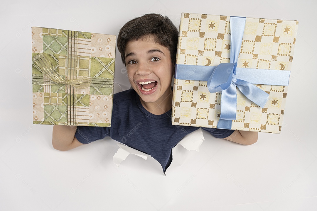 Feliz criança com corpo através de uma cartolina com um apresentador em cada mão