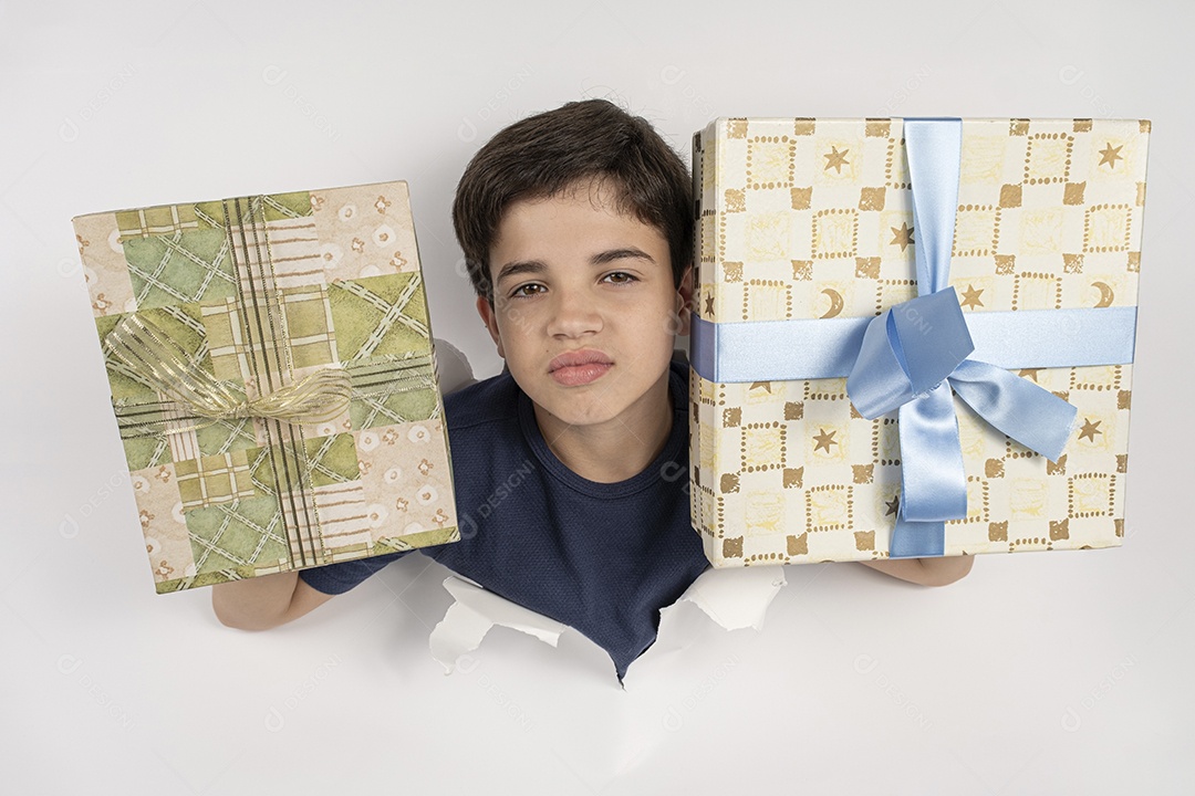 Feliz criança com corpo através de uma cartolina com um apresentador em cada mão