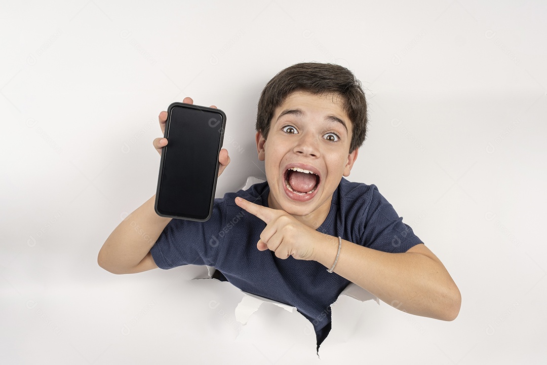 Feliz criança de 11 anos com corpo através de papelão apontando para smartphone