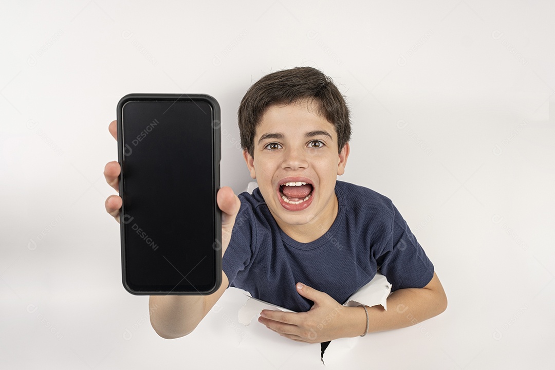 Feliz criança de 11 anos com corpo através de papelão apontando para smartphone