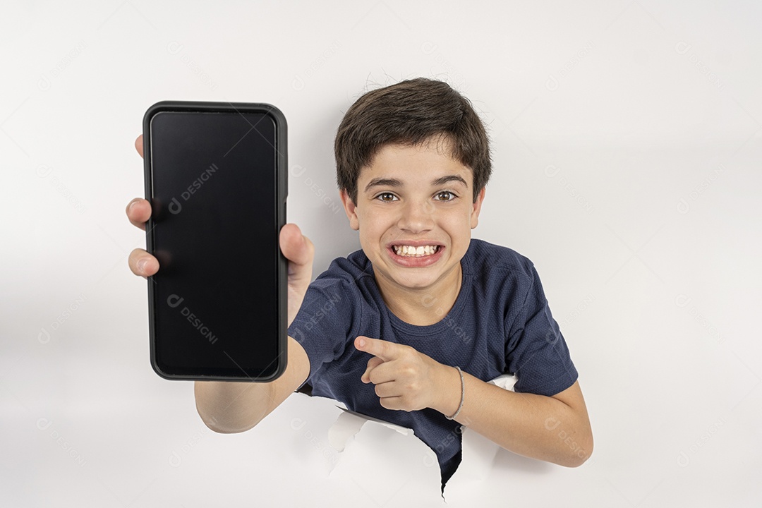 Feliz criança de 11 anos com corpo através de papelão apontando para smartphone