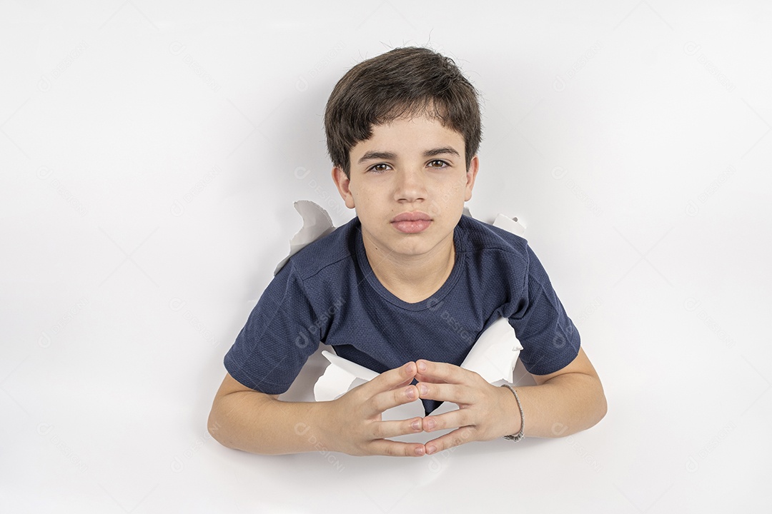 Criança de 11 anos com o corpo passando por um papelão branco e dando um susto