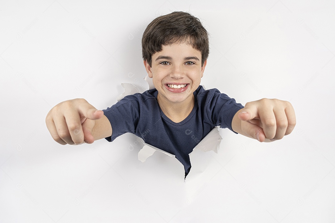 Criança de 11 anos com o corpo passando por um papelão branco e dando um susto