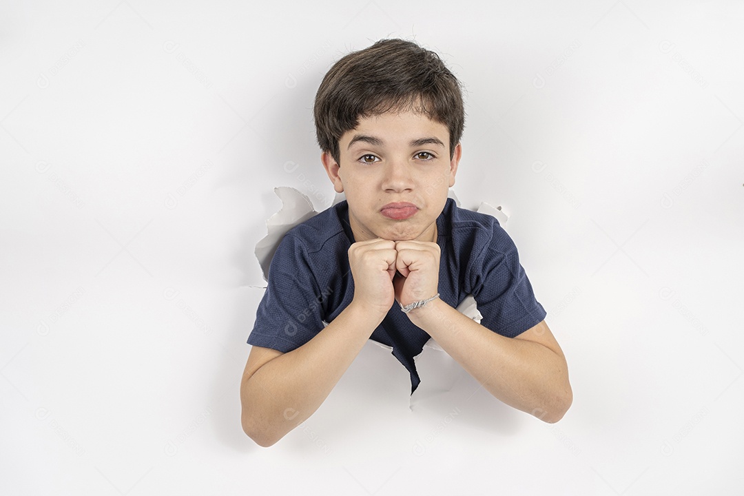 Criança de 11 anos com corpo em papelão