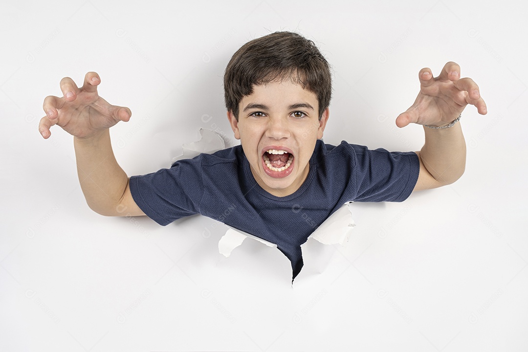 Criança brasileira de 11 anos com apenas a cabeça apoiada em um papelão rasgado