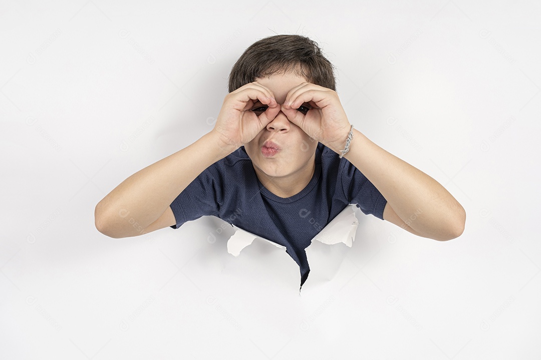 Criança de 11 anos com corpo em papelão