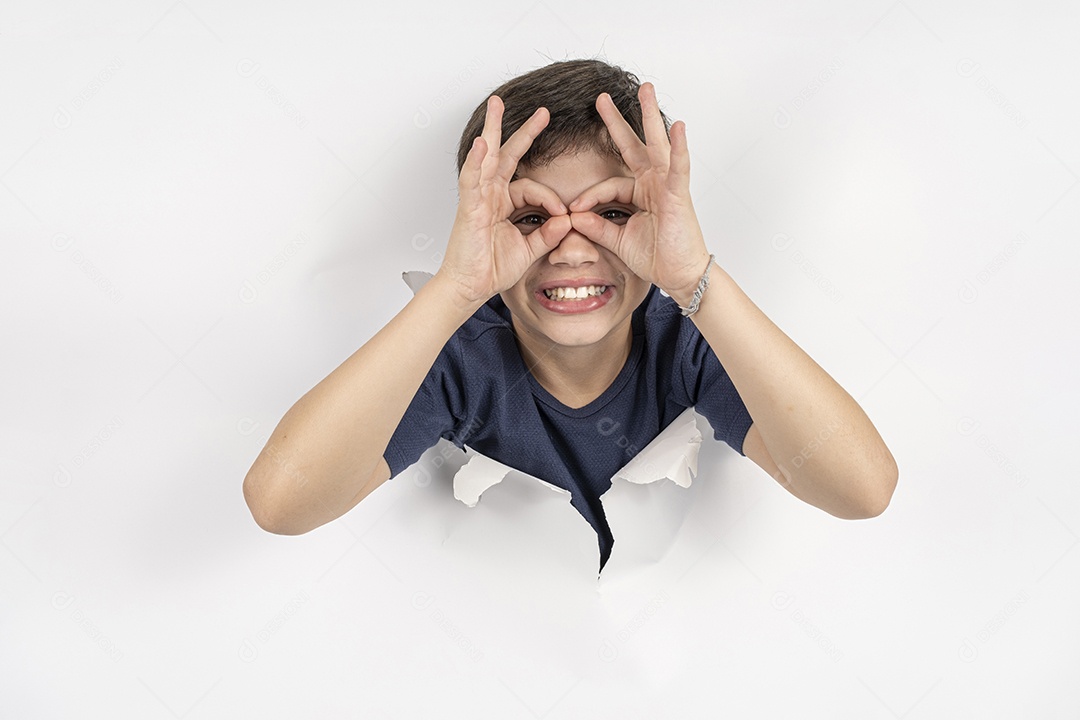 Criança de 11 anos com corpo em papelão