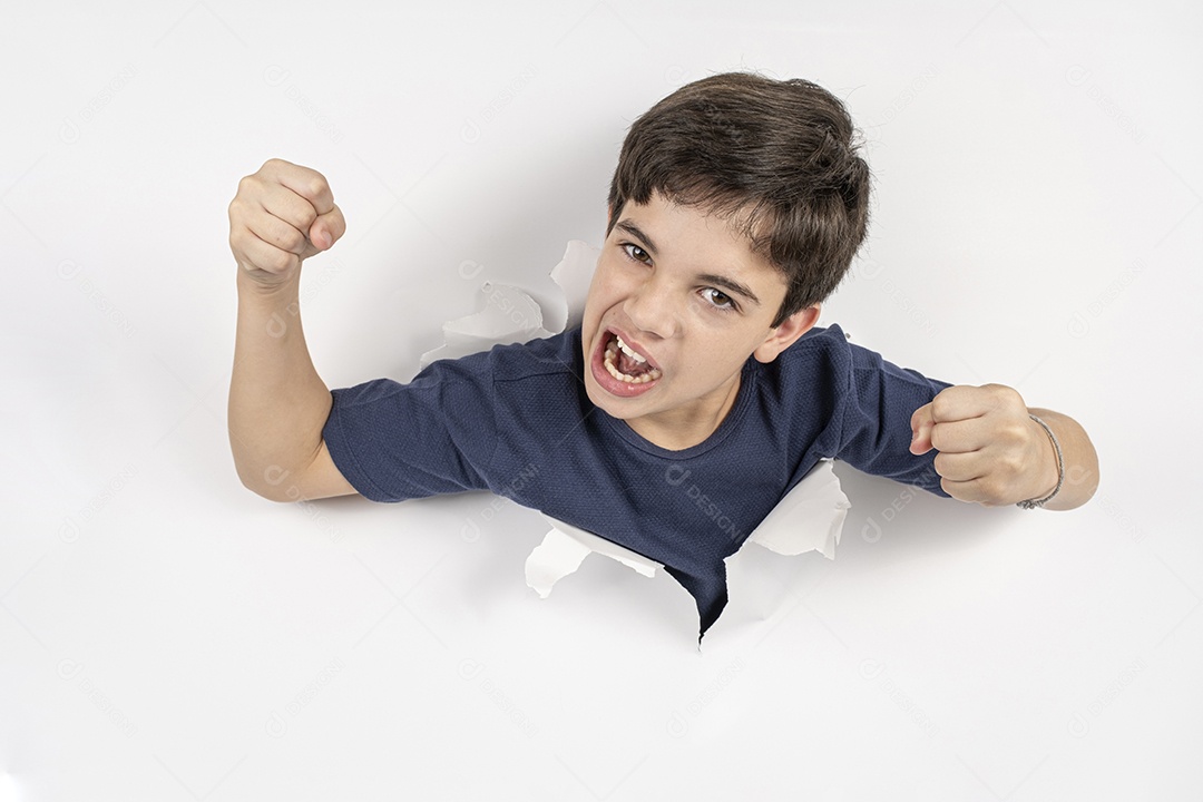 Criança de 11 anos com corpo em papelão