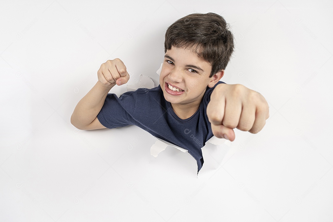 Criança de 11 anos com corpo em papelão