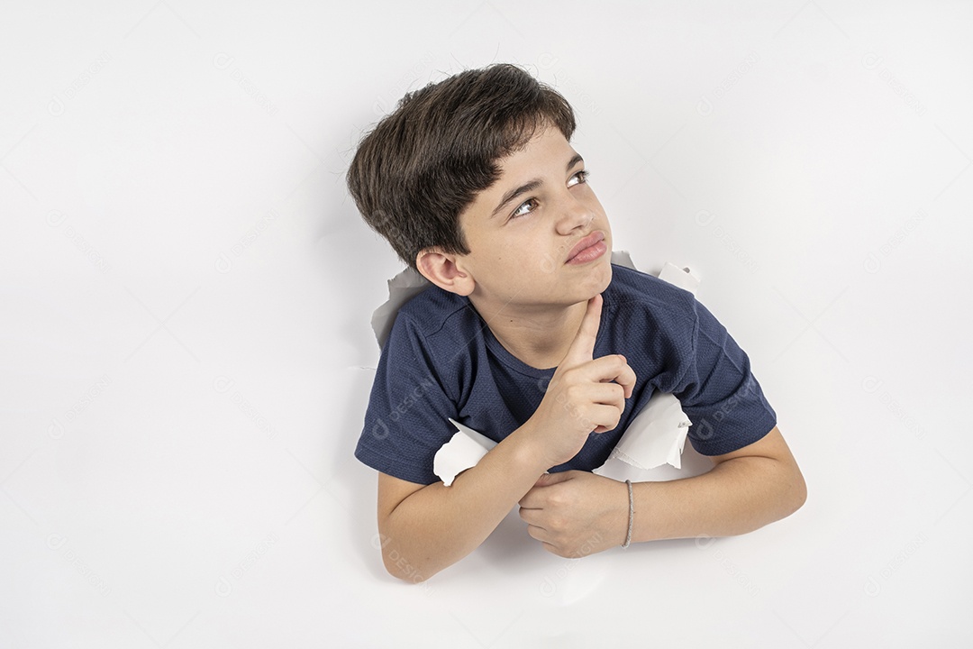 Criança de 11 anos com corpo em papelão