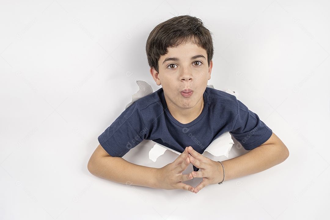 Criança de 11 anos com corpo em papelão