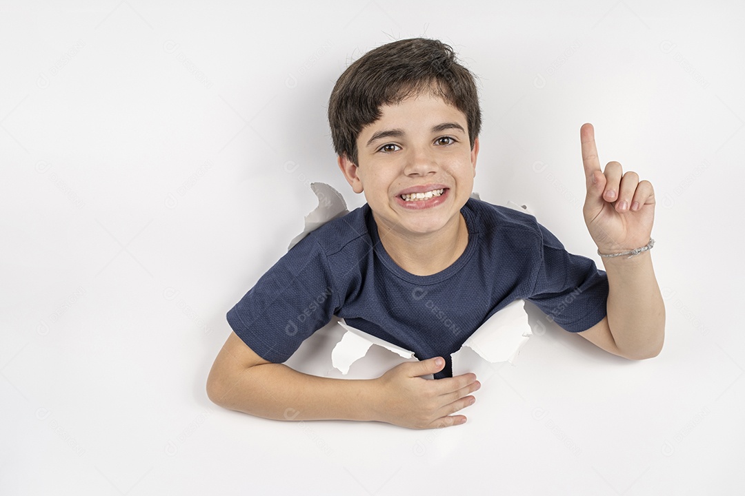 Criança brasileira de 11 anos com apenas a cabeça apoiada em um papelão rasgado