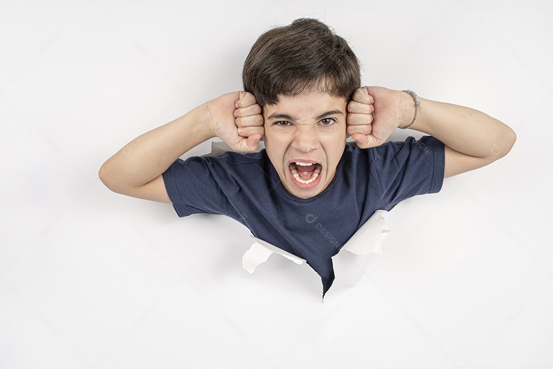 Criança de 11 anos com corpo em papelão