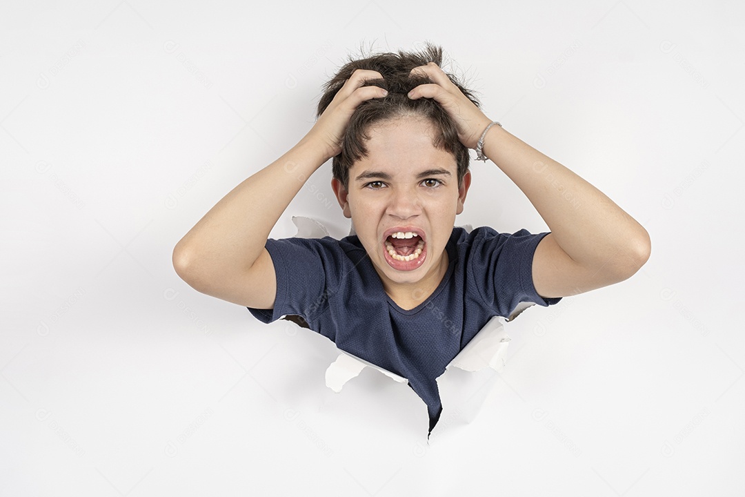 Criança de 11 anos com corpo em papelão