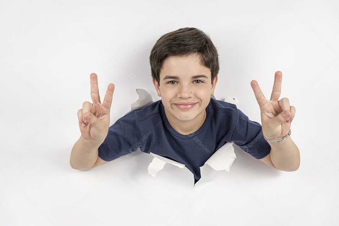 Criança de 11 anos com corpo em papelão