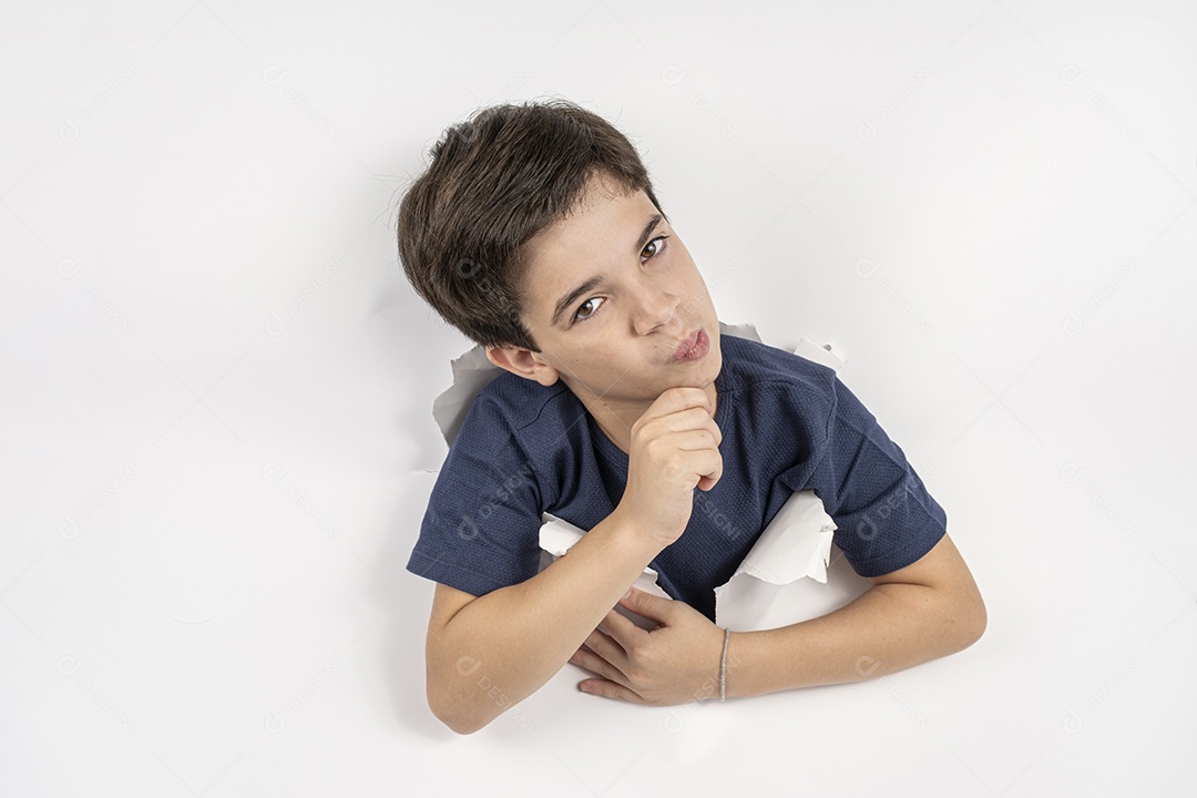 Criança de 11 anos com corpo em papelão