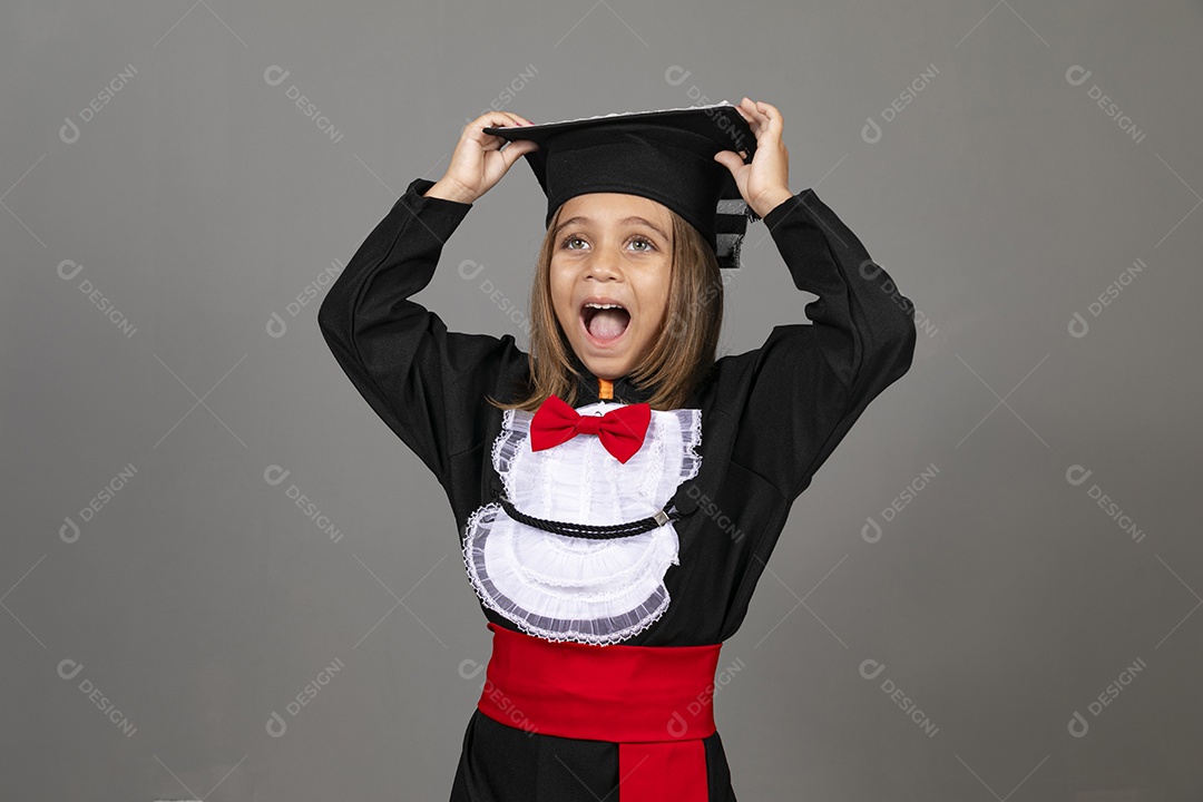 Linda garotinha usando beca de formatura