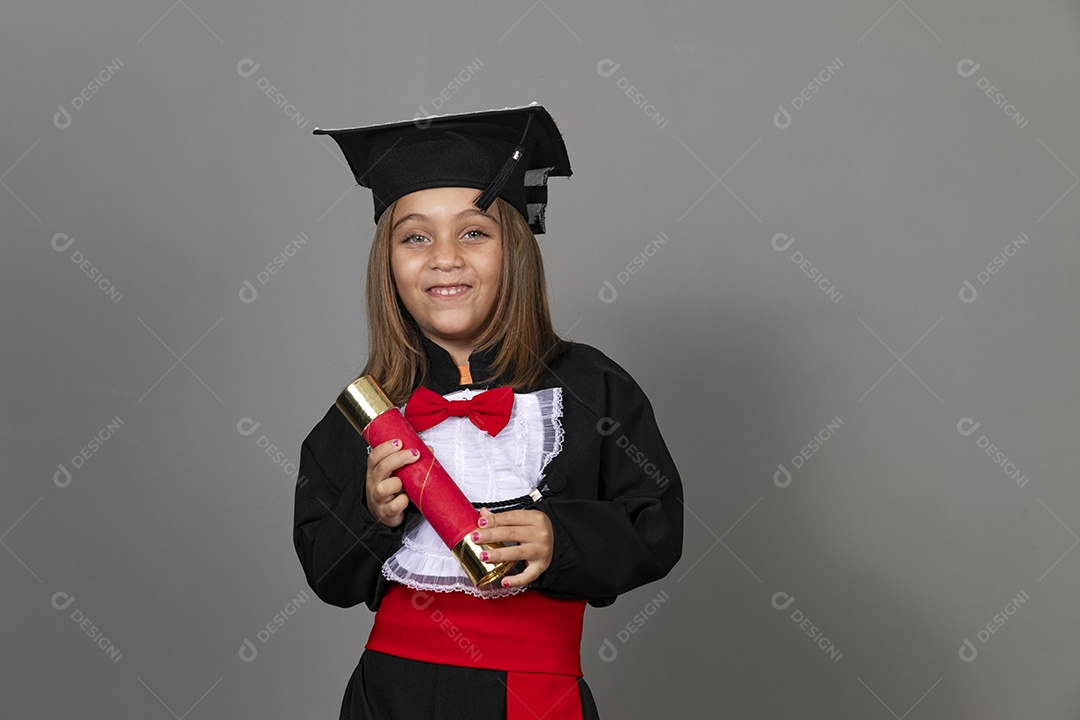 Menina fofa em formatura infantil