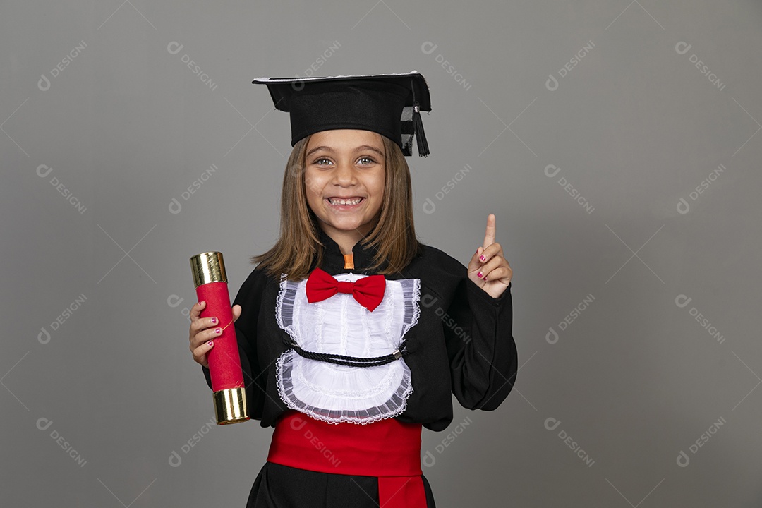 Fofa girl holding diploma straw and using beca in graduation
