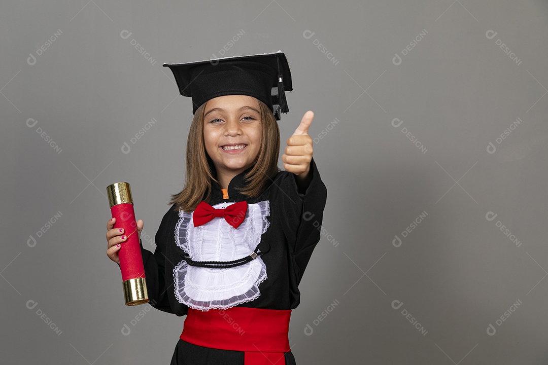 Menina fofa linda usando beca e segurando canudo do diploma