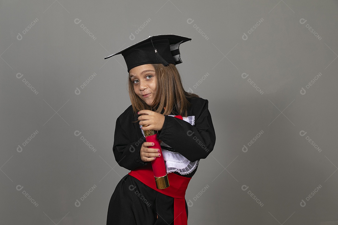 Menina linda formando no infantil