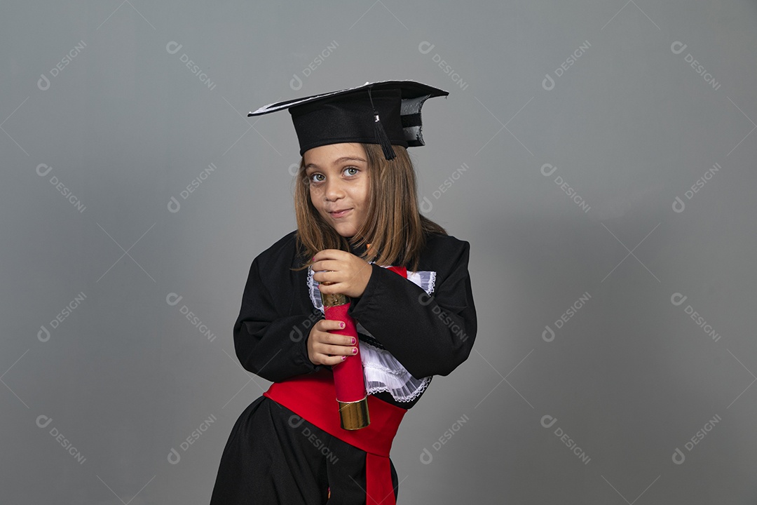 Menina fofa com beca com canudo de diploma