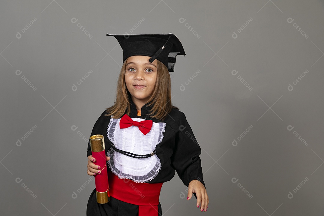 Menina fofa usando beca de formatura