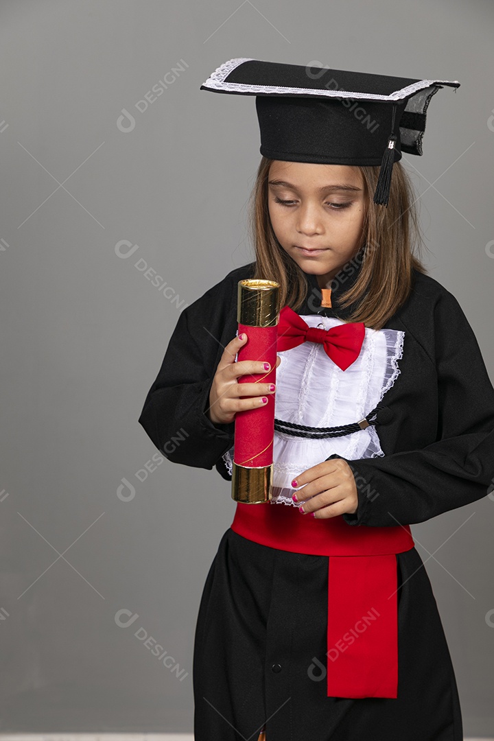 Menina linda com beca de formatura