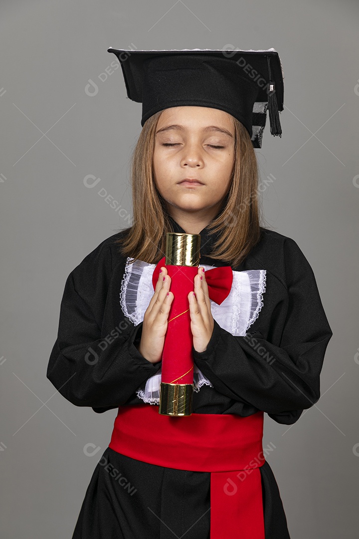 Menina fofa com beca para formatura