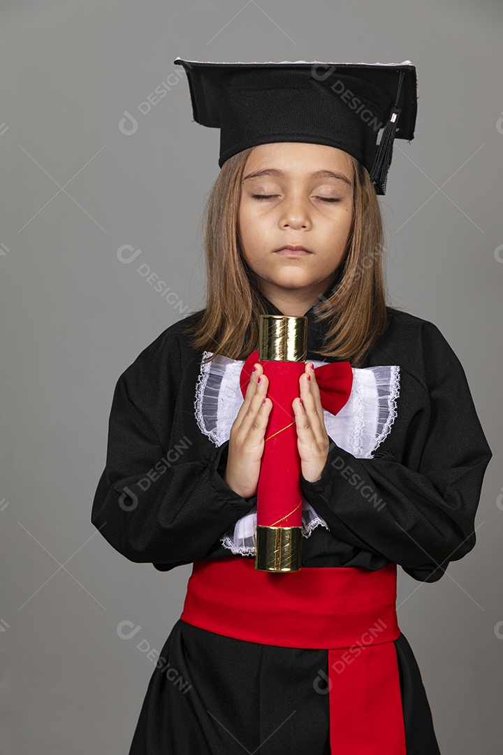 Linda menina com beca e diploma nas mãos formatura infantil