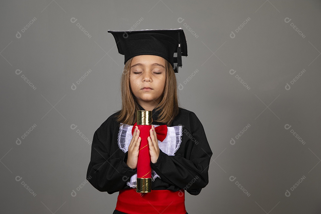 Menina fofa com diploma nas mãos formatura infantil
