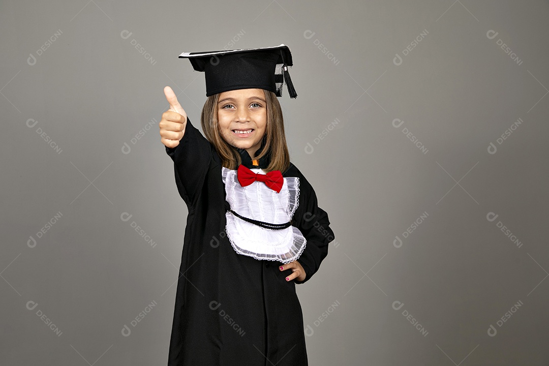 Linda garotinha usando beca