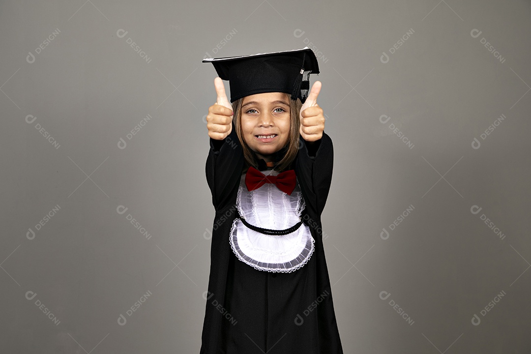 Linda menina com beca de formatura