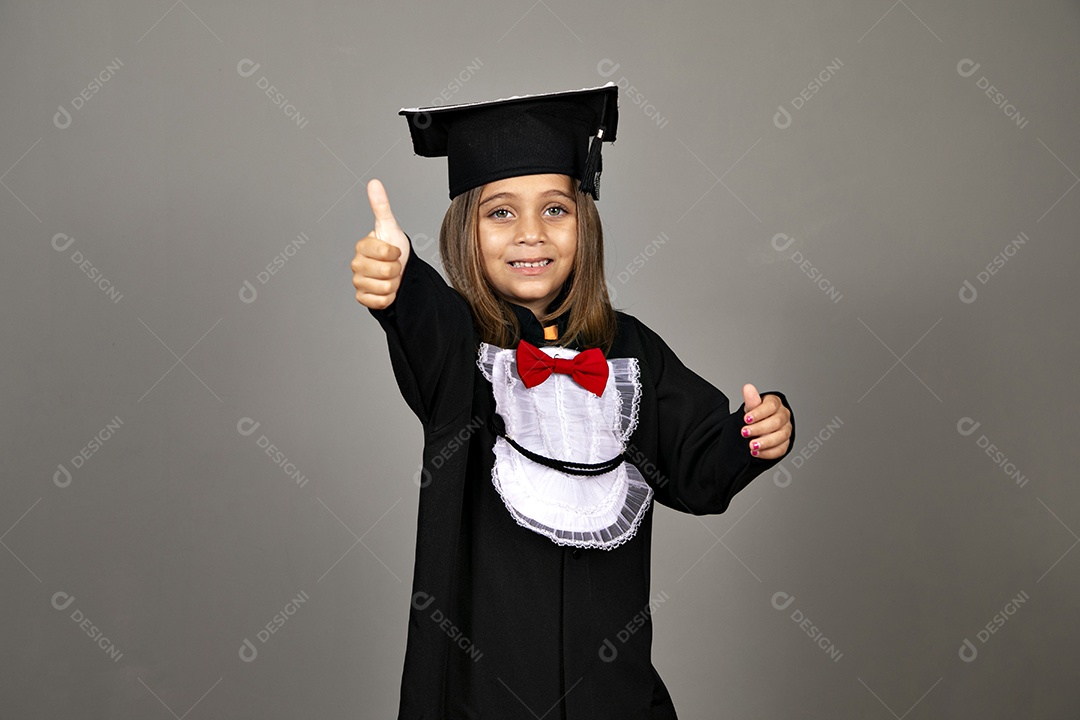 Linda garotinha com beca de formatura e gesto de legal