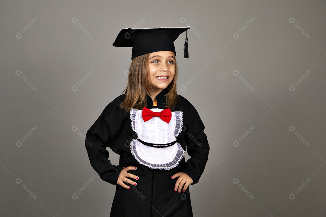 Menina fofa e linda com beca para formatura