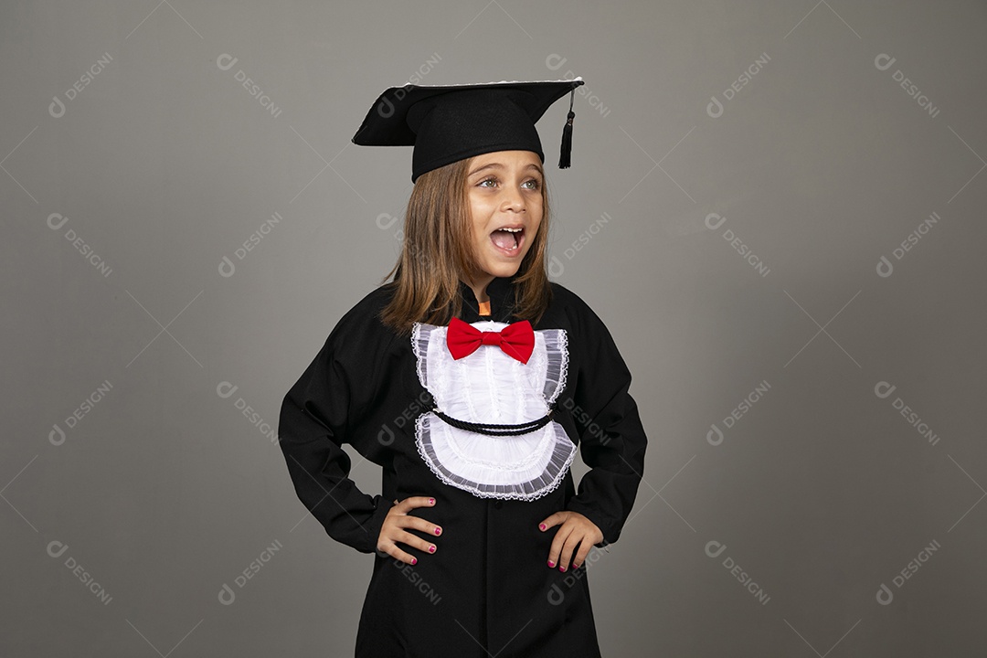 Menina fofa com beca para formatura