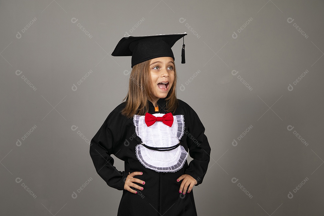 Menina com beca de formatura