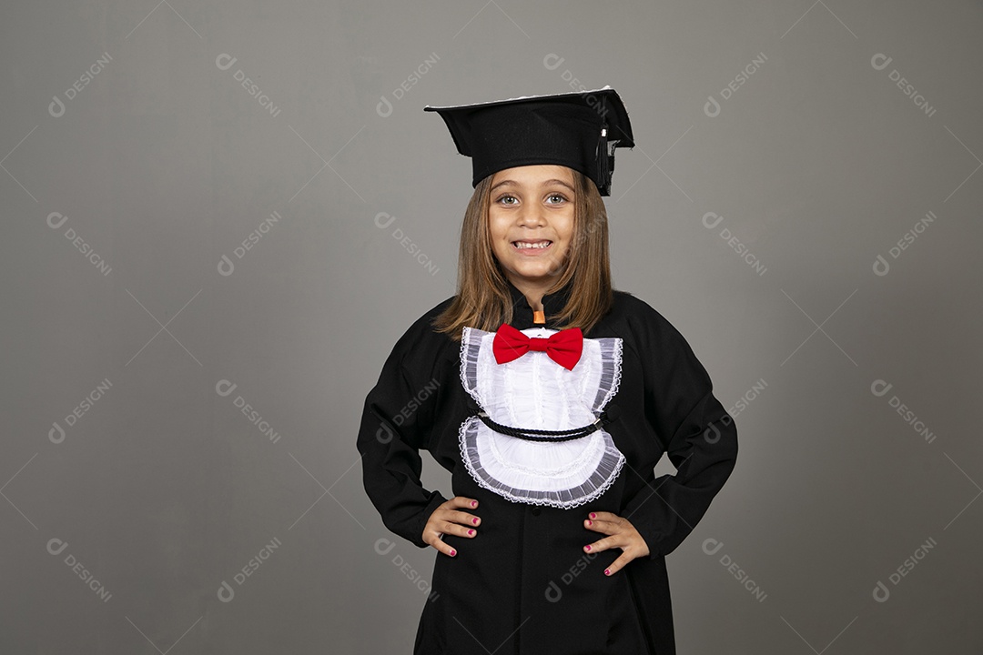 Menina fofa linda com beca de formatura