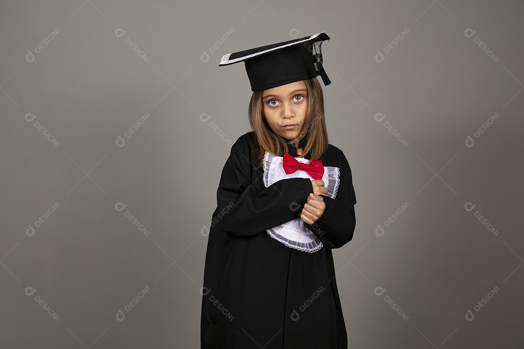 Garotinha linda com beca de formatura