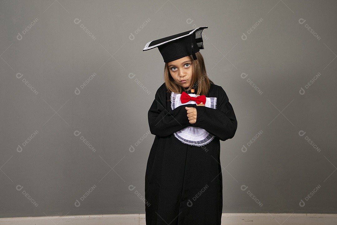 Menina linda com beca de formatura