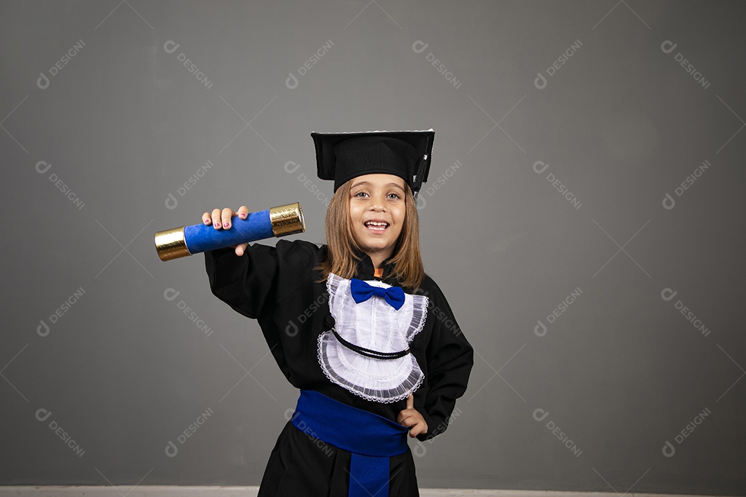 Garota loira linda com diploma infantil nas mãos
