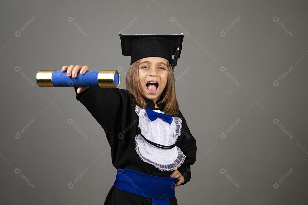 Linda menina com diploma nas mãos